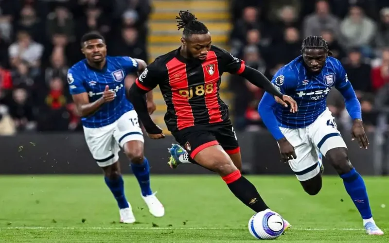 صفقة وشيكة.. مانشستر سيتي يقترب من الجناح الغاني سيمينيو